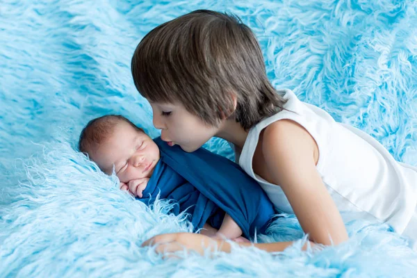 Bonito menino, dormindo tranquilamente envolto em envoltório azul — Fotografia de Stock