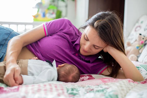 Madre joven amamantando a su bebé recién nacido —  Fotos de Stock