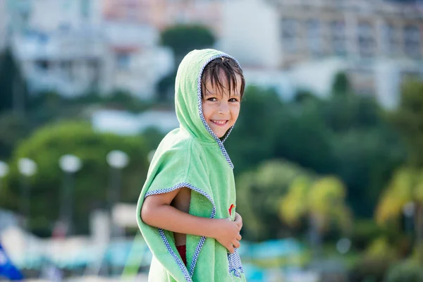 Leuk portret van jongen met strand towe — Stockfoto