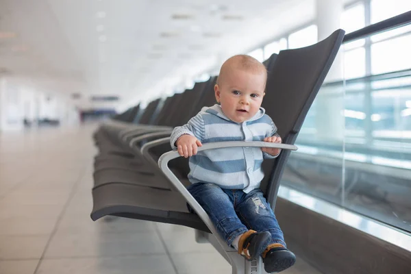 Kindje, babyjongen, spelen op de luchthaven, in afwachting van fo — Stockfoto