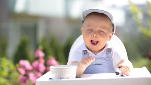 Happy Toddler Boy Eating Blueberries Garden Sunny Spring Day Blooming — Stock Video