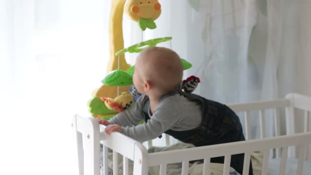 Niño Triste Llorando Cuna Casa — Vídeos de Stock