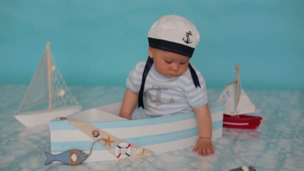 木製のボート ヒトデ 双眼鏡 Sailman として演奏でかわいい幼児男の子屋内スタジオ撮影 — ストック動画