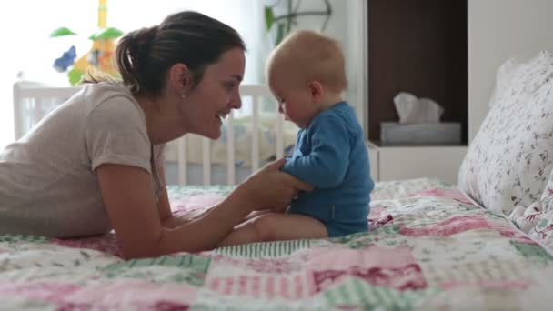 幸せ家族概念 子供とお母さん接着一緒に 遊んで ベッドで母親と幼児の子 — ストック動画