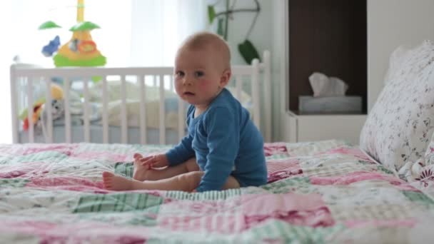 Moeder Kindervoeding Kind Bed Samenspelen Geluk Familie Concept Kind Moeder — Stockvideo