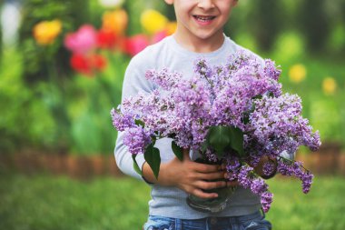 Tatlı çocuk, çocuk, vazo Eflatun çiçekli Bahçe, öncesi holding