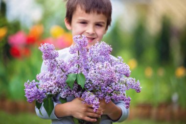 Tatlı çocuk, çocuk, vazo Eflatun çiçekli Bahçe, öncesi holding