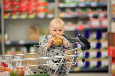 Toddler bebek çocuk, bakkal, bir alışveriş sepeti oturan s