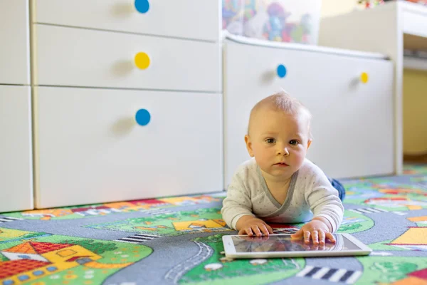 Porträtt av söt litet småbarn barn, spelar på tablett, baby b — Stockfoto