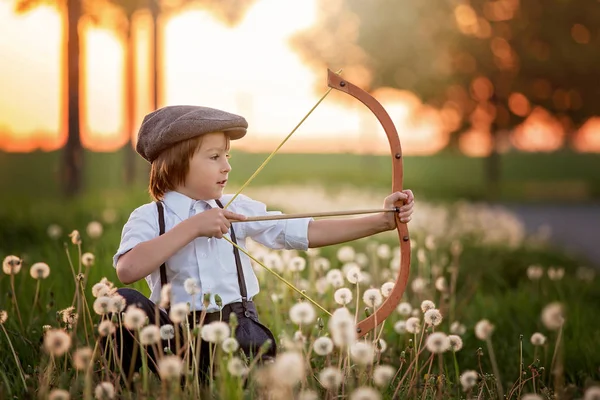 Portrét dítěte hraje s lukem a šípy, lukostřelba výhonky — Stock fotografie