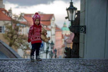 Fenerli ve oyuncak ayılı güzel bir çocuk.