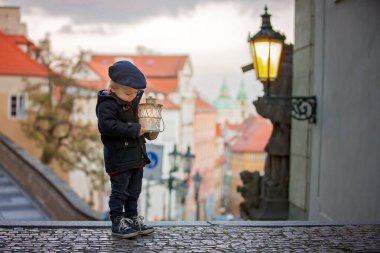 Fenerli ve oyuncak ayılı güzel bir çocuk.