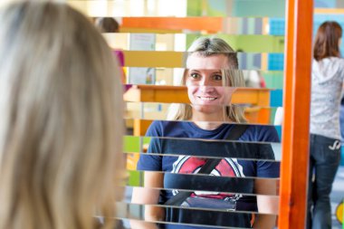 İki yetişkinin komik, çift portresi, erkek ve kadın... 