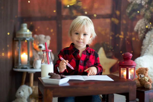 Doux garçon blond tout-petit, écrivant une lettre au Père Noël, souhaitant prese — Photo