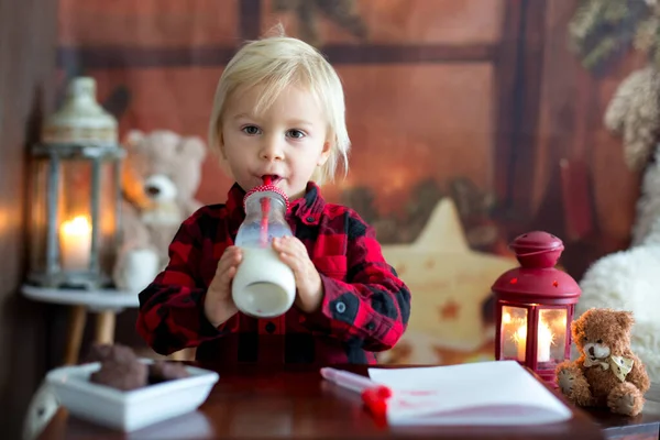Dolce ragazzo bambino biondo, lettera di scrittura a Babbo Natale, augurando prese — Foto Stock
