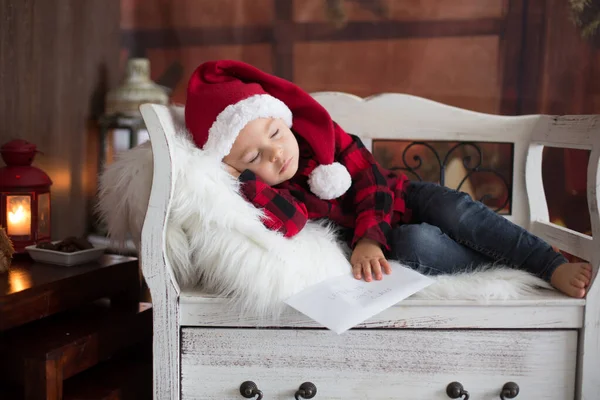 Doux garçon blond tout-petit, dormant avec lettre au Père Noël à la main , — Photo