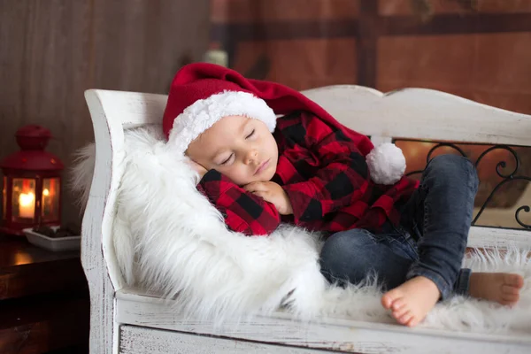 Lieve blonde peuter jongen, slapen met brief aan de kerstman in de hand, — Stockfoto