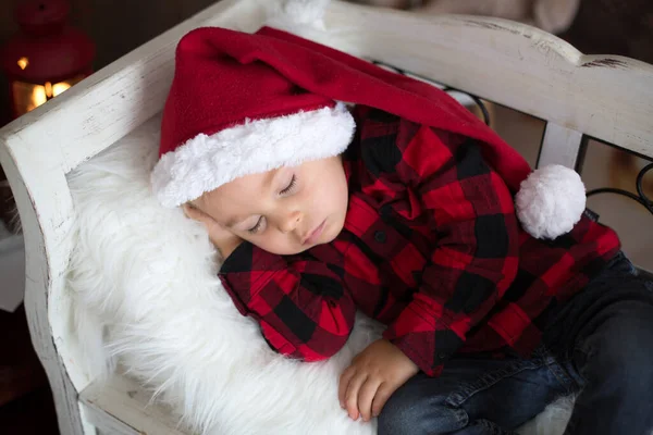 Dulce niño rubio, durmiendo con carta a Santa en la mano , — Foto de Stock