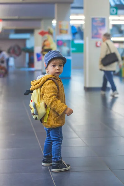 Модний маленький хлопчик з рюкзаком, покупки в супермаркеті — стокове фото