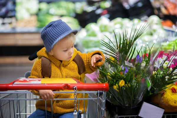 Moda criança menino com mochila, compras no supermercado — Fotografia de Stock