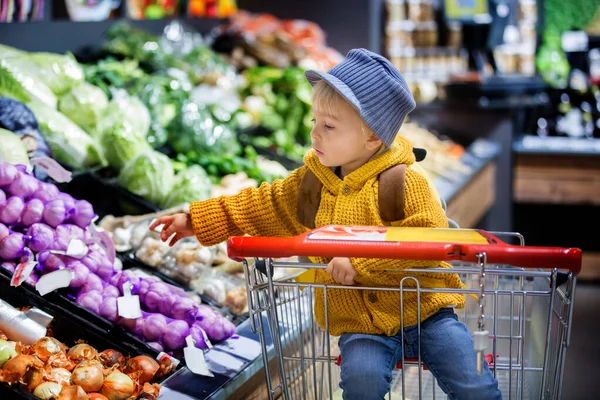 Ragazzo bambino di moda con zaino, shopping al supermercato — Foto Stock