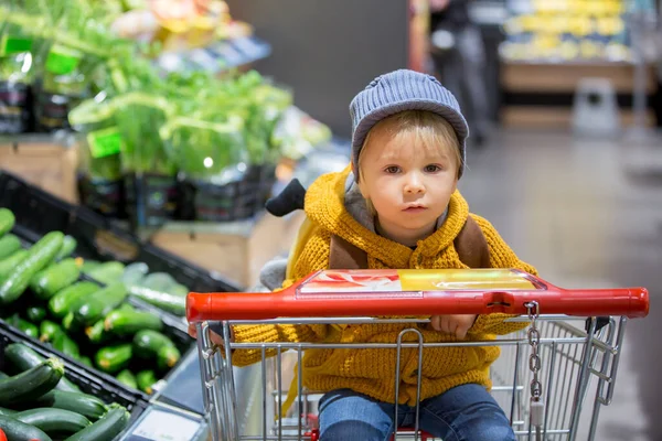 Модный мальчик с рюкзаком, покупки в супермаркете — стоковое фото