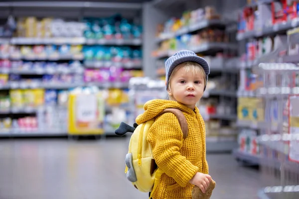 Mode Kleinkind Junge mit Rucksack, Einkaufen im Supermarkt — Stockfoto