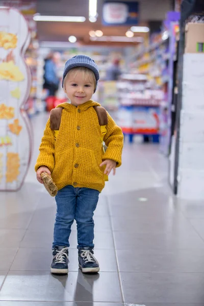Mode Kleinkind Junge mit Rucksack, Einkaufen im Supermarkt — Stockfoto