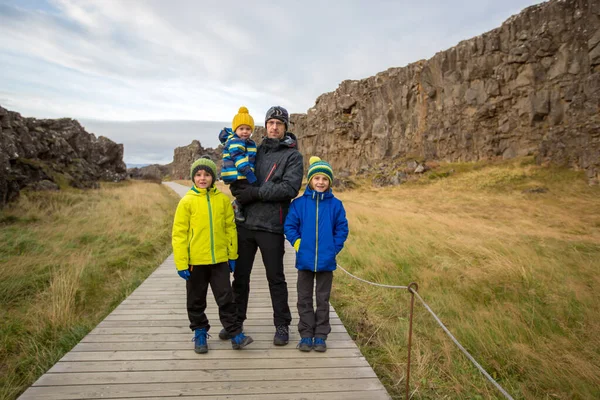 Vater mit drei Kindern genießt einen sonnigen Tag in thingvellir — Stockfoto