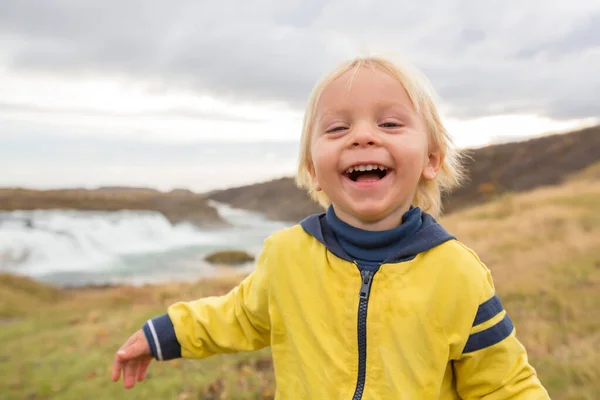 Retrato de um menino sorridente perto de uma cachoeira menor ao redor de Gul — Fotografia de Stock