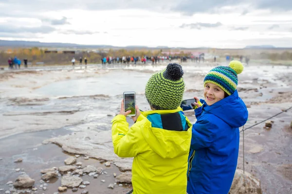 Crianças, desfrutando da erupção de Strokkur Geysir na Islândia — Fotografia de Stock