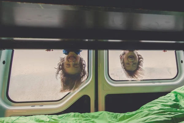 Les enfants, s'amuser en camping-car pendant de fortes pluies à l'extérieur , — Photo