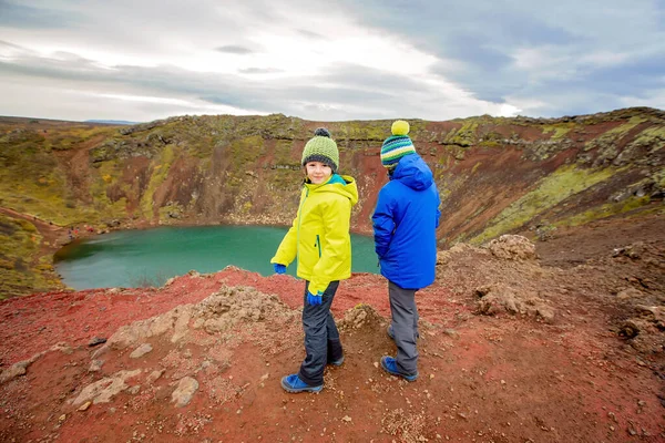 Děti, chlapci, pózování před kráterním jezerem Kerid na Islandu — Stock fotografie