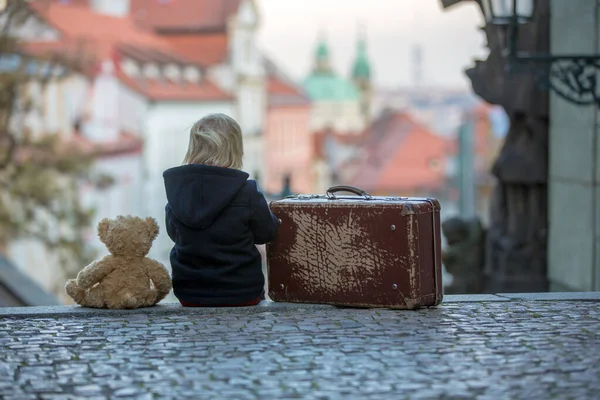 Ребенок со старым винтажным чемоданом и плюшевым медведем, casual — стоковое фото