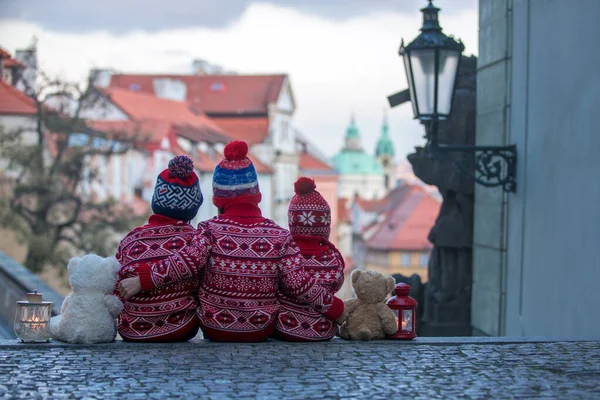 Krásné děti, tři chlapci bratři, nedbale oblečeni, vypadající — Stock fotografie