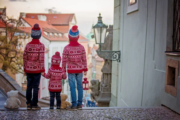 Bei bambini, tre fratelli maschi, vestiti con disinvoltura, guardare — Foto Stock