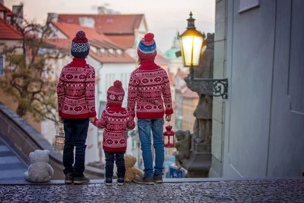 Mooie kinderen, drie jongens broers, nonchalant gekleed, kijken — Stockfoto