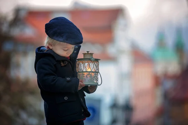 Mooi peuter kind met lantaarn en teddybeer, terloops Dr — Stockfoto