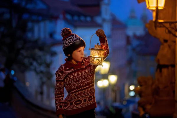 Bellissimo bambino in età prescolare, lanterna in mano, vestito con disinvoltura, lo — Foto Stock