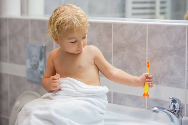 Édes kisgyerek, este fogat mos a fürdőszobában. — Stock Fotó