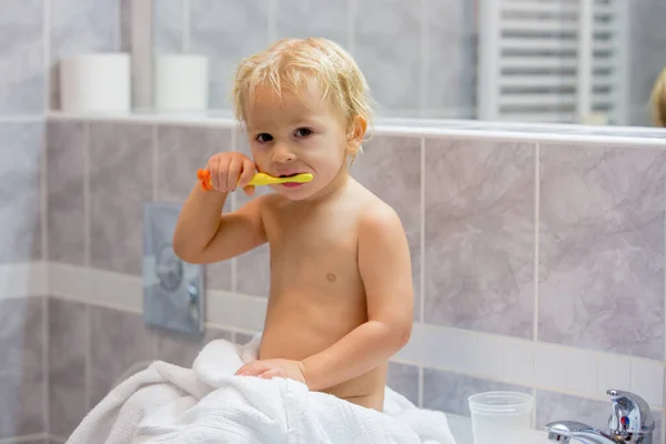 甘い幼児の男の子,夜にバスルームで彼の歯をブラッシング — ストック写真