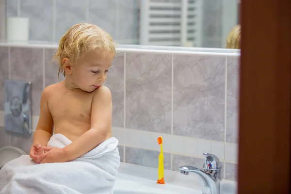Édes kisgyerek, este fogat mos a fürdőszobában. — Stock Fotó