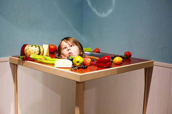 子供は、プレートと野菜と彼の面白いパネルで遊んで、 — ストック写真