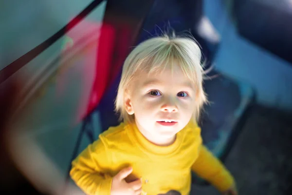 Kisgyerek egy űrhajóban, megvilágított vezérlőpanel, c — Stock Fotó
