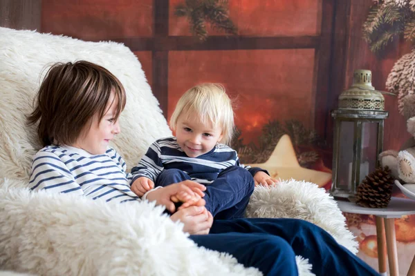 Irmãos, brincando em casa, fazendo cócegas nos pés rindo e sorrindo — Fotografia de Stock