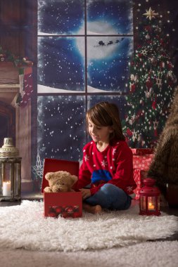 Güzel okul çocuğu, Noel gecesi hediyeleri açıyor.
