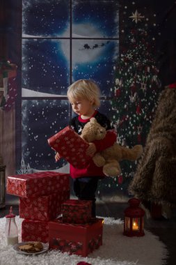 Güzel çocuk, Noel gecesi hediyeleri açıyor, efendim.