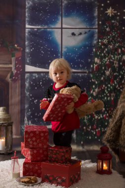 Güzel çocuk, Noel gecesi hediyeleri açıyor, efendim.