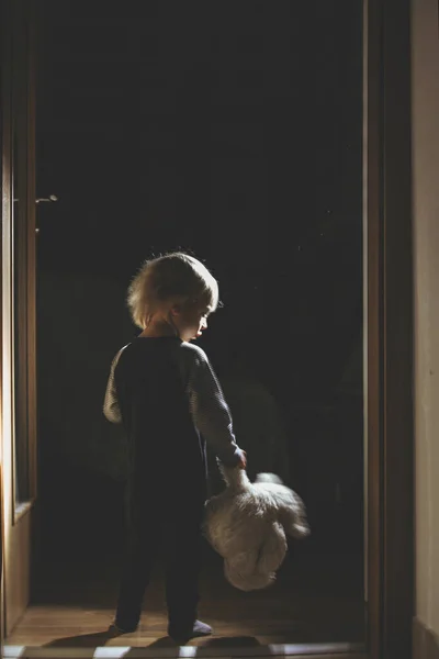 Хлопчик Тоддлер, ведмедик, стоїть в коридорі поруч з — стокове фото