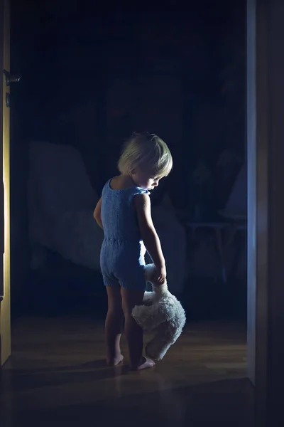 Küçük Çocuk Çocuk Topallayan Oyuncak Ayı Yatak Odasının Yanındaki Koridorda — Stok fotoğraf